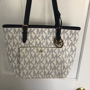 Excellent condition Michael Kors Bag/Wristlet